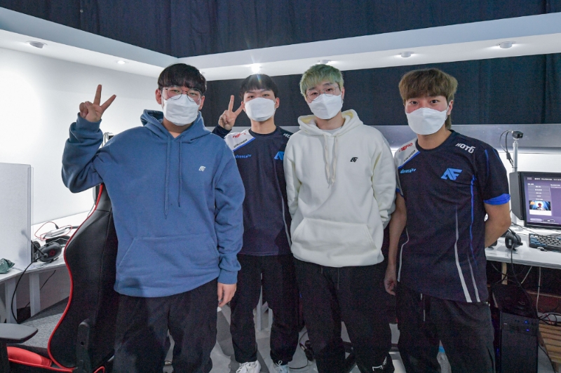 아프리카 프릭스는 매치2 수적 우위를 바탕으로 치킨 획득을 노렸지만 DA의 슈퍼 플레이에 파이널행이 무산됐다(사진=펍지스튜디오 제공).