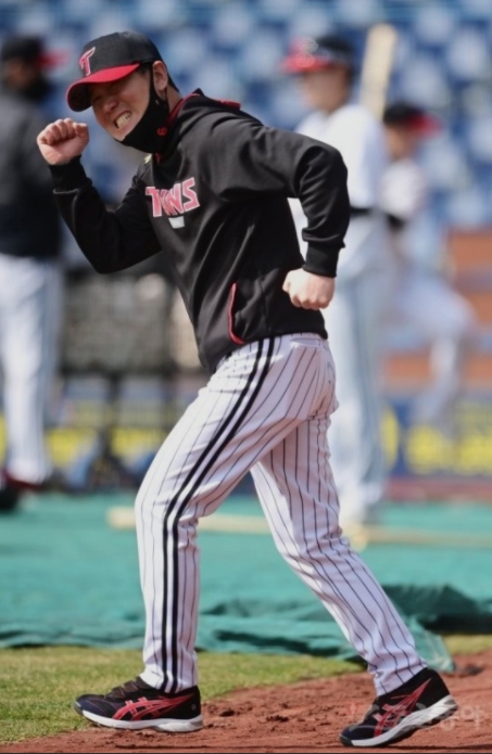 신임 류지현 감독은 올해 확실한 우승후보라는 중압감과 잠실 라이벌 두산을 넘어야 하는 이중의 과제를 안고 있다.