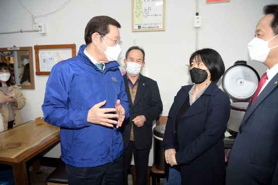 이용섭 광주광역시장이 17일 오전 코로나19 장기화로 어려움을 겪고 있는 대인시장 내 '해뜨는 식당'을 방문해 애로사항을 듣고 있다./사진=광주시