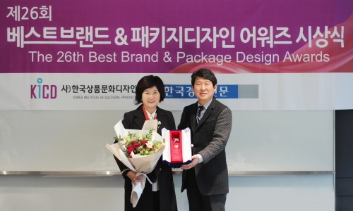 ‘제26회 베스트브랜드 & 패키지디자인 어워즈‘ 시상식에서 제품 디자인 부문 대상을 받은 그룹세브코리아 팽경인 대표(왼쪽)와 한국상품문화디자인학회 이해만 회장이 기념촬영을 하고 있다.