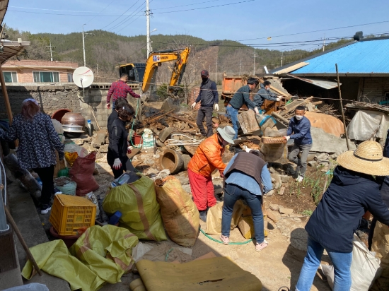보성군 노동면에서는 지난 16일 보성 라이온스 클럽과 보성 여성 라이온스 클럽 회원들이 힘을 합해 이웃 주민의 무너진 담벼락 처리 작업에 구슬땀을 흘렸다/사진=보성군