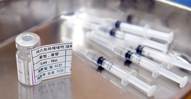 8일 오후 광주 동구 전남대학교병원 8동에서 의료인 대상 코로나19 아스트라제네카 백신 접종이 이뤄지고 있다.