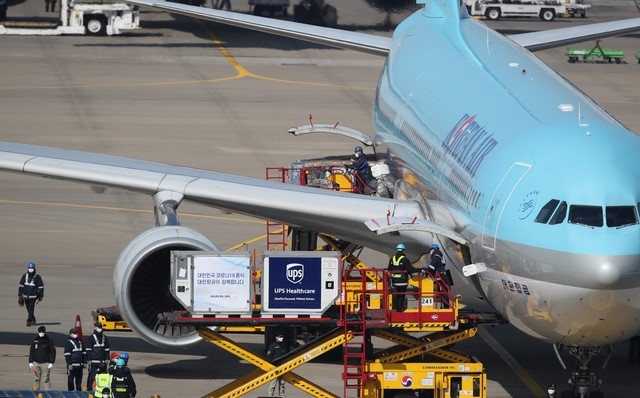 지난달 26일 인천 영종도 인천국제공항 화물터미널에서 국제백신공급기구인 '코백스 퍼실리티'(COVAX facility)를 통해 확보한 화이자 백신 초도 물량이 대한항공 화물기에서 내려지고 있다.