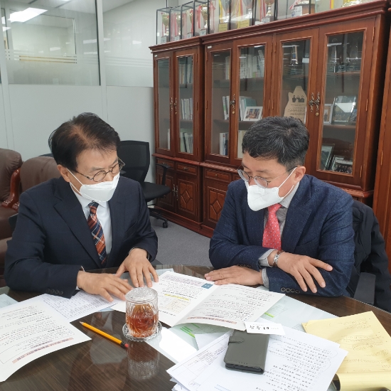 이승옥 강진군수가 지난 16일 세종종합청사를 방문하고, 안도걸 기획재정부 예산실장과 면담을 통해 국립청소년 문화예술센터 건립에 대해 설명하고 있다/사진=강진군