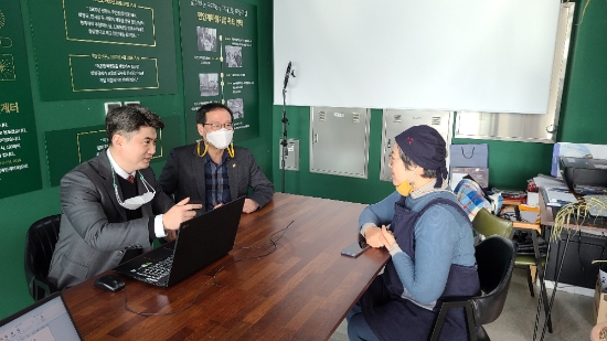 18일 오전 목포시 목원동 만인계로 유명한 만인살롱에서 김 훈, 이형완 시의원과 제갈경희 만인계 마을기업 대표가 만나 ‘공정 관광’에 대해 의견을 나눴다/사진=빅데이터 뉴스