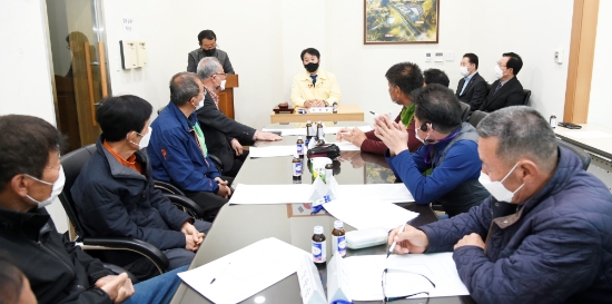 순천시의회 허유인 의장은 18일 순천시 자원순환센터 주민지원협의체와 간담회를 갖고, 자원순환센터 운영 문제와 차기 협의체 구성에 대해 논의했다/사진=순천시의회