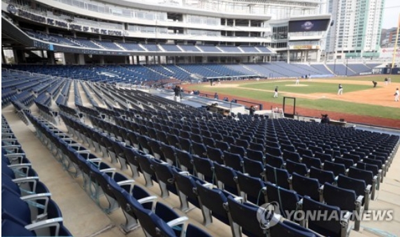 지난 7일 창원에서 열린 지난해 통합우승팀 NC와 준우승팀 두산의 연습경기 모습. 코로나19로 2년만에 재개되는 2021시즌에 대비한 시범경기는 20일부터 30일까지 팀당 10경기씩 모두 50게임이 무관중으로 치러진다.