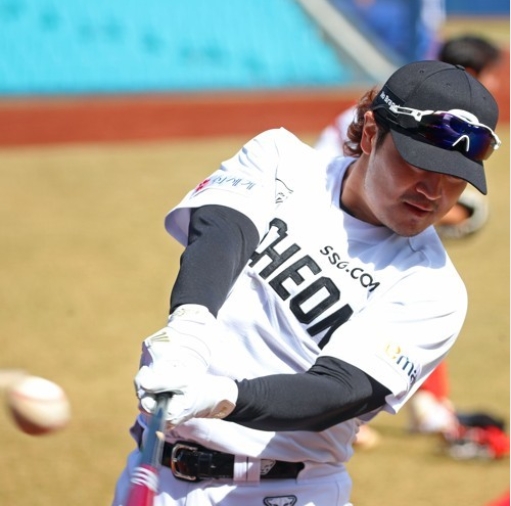 메이저리그에서 화력한 커리어를 쌓고 KBO 리그 SSG 랜더스에 입성한 추신수는 시즌내내 화제를 몰고 다닐 것으로 보인다.