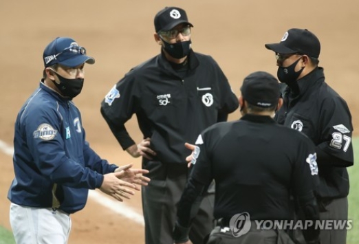 올시즌부터 프로야구는 공수교대와 심판 판정에 항의시 엄격하게 시간제한을 두는 등 경기 스피드업 규정을 강화해 시행한다. 사진은 지난해 심판판정에 항의하고 있는 NC의 이동욱 감독 모습