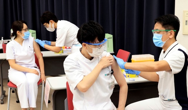지난 5일 일본 도쿄 소재 도쿄도립 고마고메 병원 암·감염증센터에서 의료종사자들이 제약사 화이자의 코로나19 백신을 접종 받고 있다.