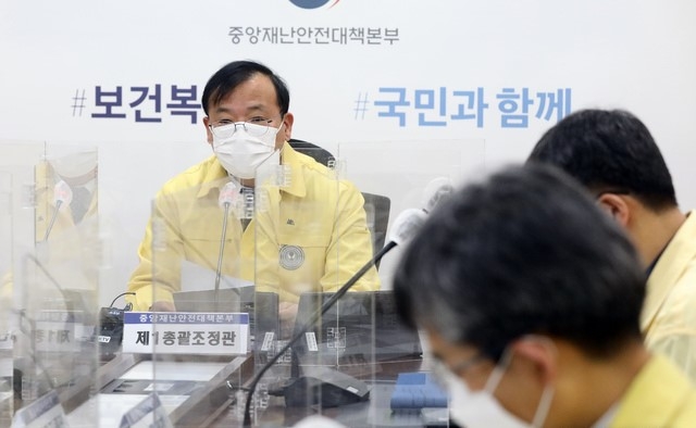 강도태 중앙재난안전대책본부 1총괄조정관(보건복지부 2차관)이 19일 오전 정부세종청사에서 열린 코로나19 대응 중대본 회의에서 모두발언을 하고 있다.