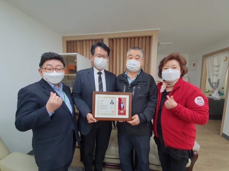 희명약품(주)대표 이용진(왼쪽 두번째)