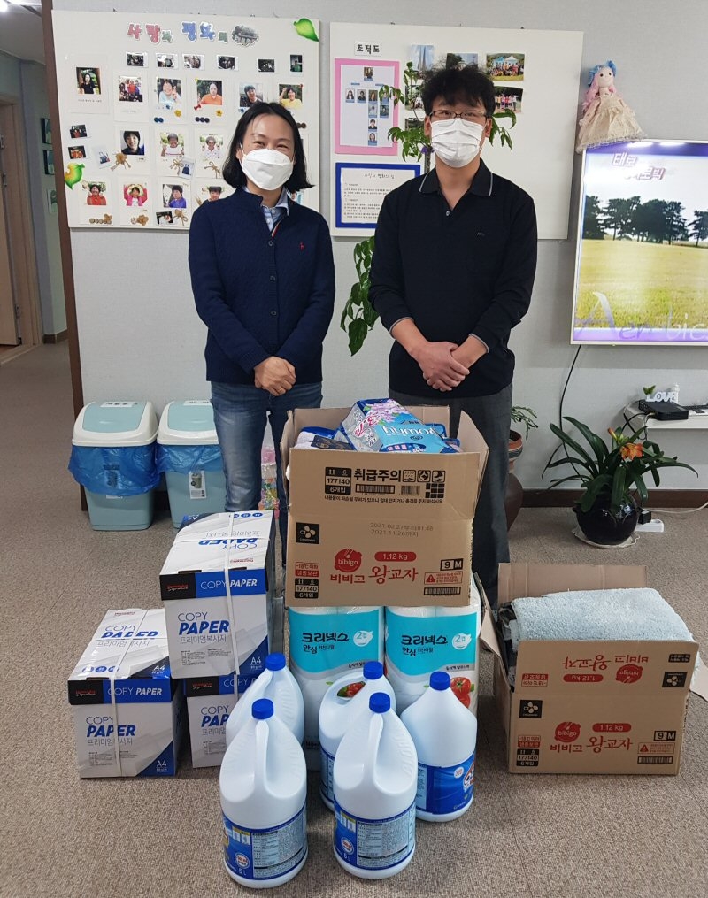 김재순 사랑과평화의집 원장(왼쪽), 윤창권 현대약품 두레회 고문