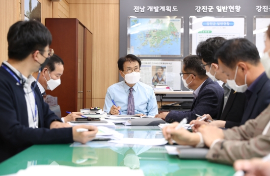 이승옥 강진군수가 실과소 예산심의를 하고 있다/사진=강진군