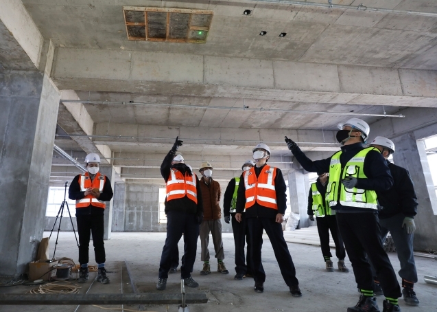 윤성원 국토부 1차관이 지난 2월 26일 청주 근린생활시설 건설현장을 방문했다. 사진=국토부