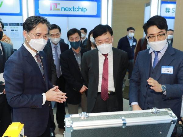 박진규 산업통상자원부 차관이 지난 17일 ‘자동차-반도체협회 협력 MOU 체결 및 기술교류회’에 참석, 차량용 반도체 관련 제품 전시장을 둘러보고 있다. 사진=산업부