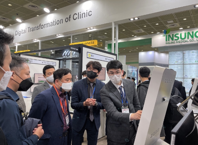 임희택 원장이 코엑스 전시장에서 의료정보시스템 관련 신기술 적용 시스템에 대해 질의응답하고 있다