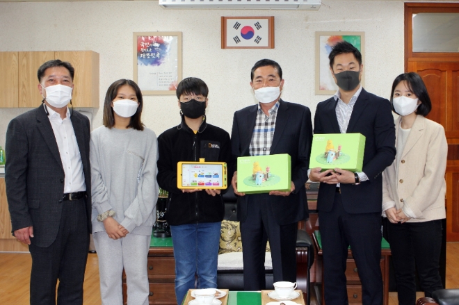 (왼쪽 네번째부터) 유승재 순천율산초 교장, 이석영 LG유플러스 초등나라Tribe 팀장