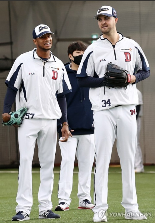 외국인투수 워커 로켓(오른쪽)과 아리엘 미란다는 두산에게 약점이자 기회를 동시에 줄수 있다.