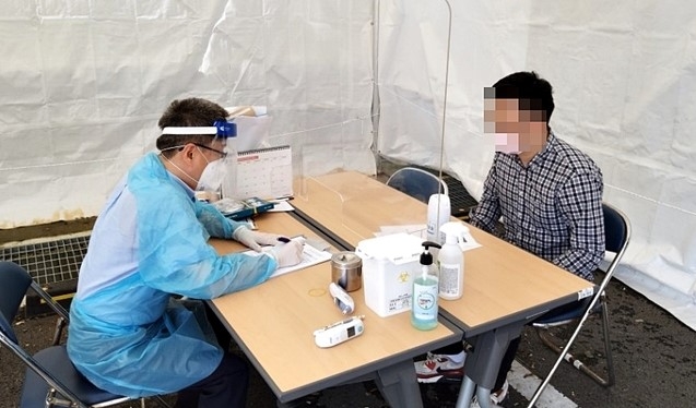 음성군보건소 선별진료소 검사. (사진=음성군 제공)