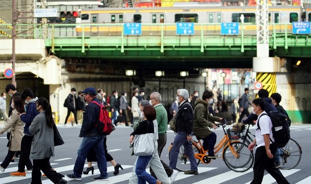 지난 17일 일본 도쿄에서 코로나19 감염 예방을 위해 마스크를 쓴 시민들이 횡단보도를 건너고 있다.
