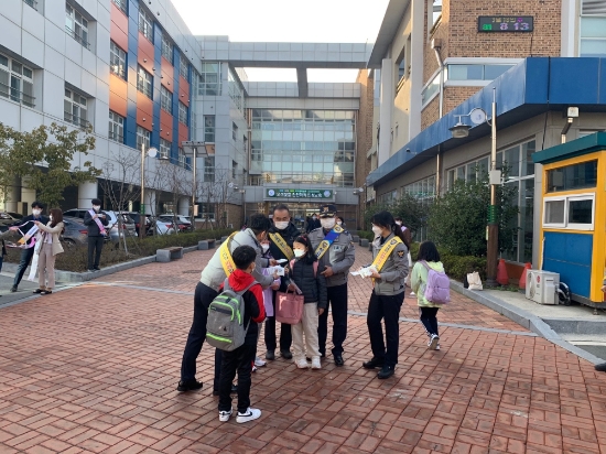 무안경찰서, 학교폭력 예방 위한 등굣길 캠페인 실시/사진=무안경찰서