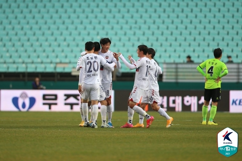 동점골 넣은 김건웅(왼쪽에서 두번째)과 도움 올린 정재용(세번째) [한국프로축구연맹 제공]