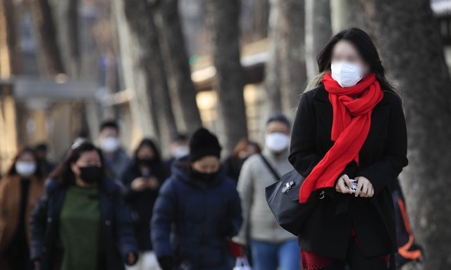 꽃샘추위가 찾아온 지난 3일 오전 서울 중구 시청역 앞 거리에서 두꺼운 옷을 걸친 시민들이 발걸음을 옮기고 있다.