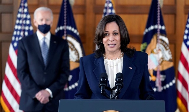 지난 19일(현지시간) 남아시아계 카멀라 해리스 미국 부통령(오른쪽)이 연쇄 총격 사건으로 아시아계 6명이 희생된 조지아 애틀랜타 에머스대에서 아시아·태평양계 미국인(AAPI) 지도자들과 면담한 뒤 연설하고 있다. 그는 "미국에서 아시아계에 대한 혐오는 현실"이라며 "침묵하지 않겠다"고 했다.