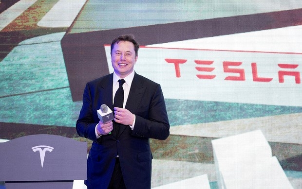 지난해 1월7일(현지시간) 일론 머스크 테슬라 최고경영자(CEO)가 중국 상하이 테슬라 공장에서 생산된 모델3의 첫 인도를 기념하는 행사에 참석해 웃고 있다.