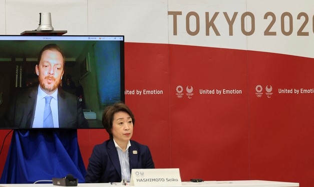 하시모토 세이코 도쿄 올림픽·패럴림픽 조직위원회 위원장이 20일 화상회의를 하고 있다. 세이코 위원장은 마루카와 다마요 일본 정부 올림픽담당상, 고이케 유리코 도쿄지사, 토마스 바흐 IOC 위원장, 앤드루 파슨스 IPC 위원장 등이 참석한 이날 회의에서 코로나19 악화 우려에 해외 관중을 수용하지 않기로 결정했다.