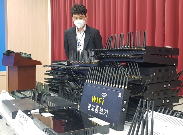 서울경찰청은 지난 19일 서울 마포구 금융범죄수사대 통합청사에서 브리핑을 열고 "보이스피싱 척결을 올해 서울 경찰의 핵심 과제로 선정하겠다"고 밝혔다. 사진은 보이스피싱에 사용되는 사설 중계기.