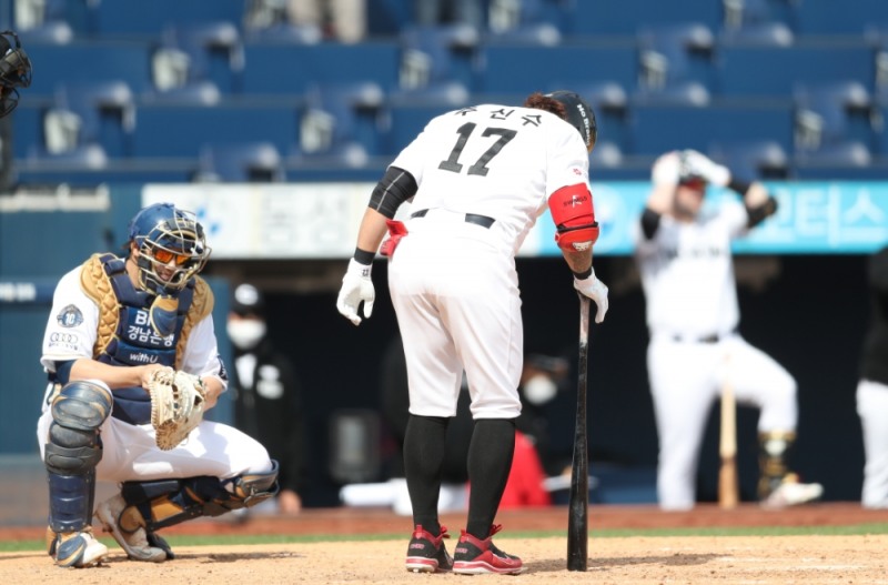 추신수가 3번째 타석에 타서 신중한 모습으로 자리를 고르고 있다.