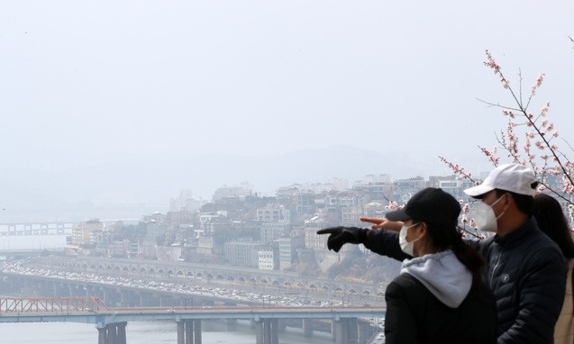 쌀쌀한 날씨가 이어지고 내륙 곳곳의 대기 질이 탁한 21일 오후 서울 성동구 응봉산에서 바라본 서울도심이 흐리게 보이고 있다.