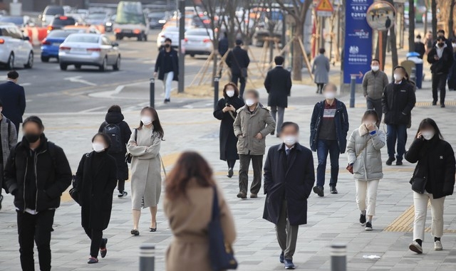 꽃샘추위가 찾아온 지난 3일 오전 서울 중구 시청역 앞 거리에서 두꺼운 옷을 걸친 시민들이 출근길 발걸음을 옮기고 있다.