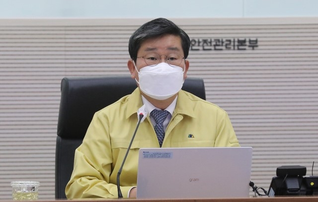 전해철 중앙재난안전대책본부 2차장(행정안전부 장관)이 22일 오전 정부세종2청사에서 열린 코로나19 대응 중대본 회의를 주재하며 모두발언을 하고 있다.