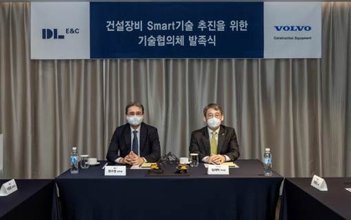 볼보건설기계 국내영업서비스 총괄 임재탁 부사장 (우측), DL E&C 토목사업본부 권수영 본부장 (사진제공: 볼보그룹코리아)