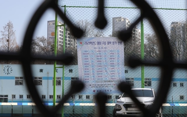 서울 강동구 소재 광문고 축구클럽 등 학생 15명이 코로나19에 확진돼 등교 및 교직원 출근이 중지된 8일 서울 강동구 광문고등학교 문이 굳게 닫혀 있다.