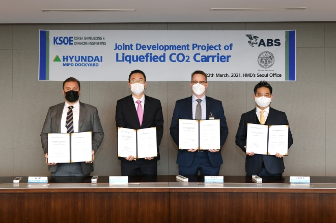 (왼쪽부터) 마셜아일랜드 기국 토마스 블렝크 위원, 현대미포조선 남영준 전무, ABS 대런 레스코스키 부사장, 한국조선해양 유병용 상무
