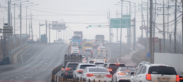 (초)미세먼지와 황사가 나쁨 수준을 보이는 지난 1월 14일 전북 전주시 덕진구 과학로가 뿌옇게 흐려져 있다.