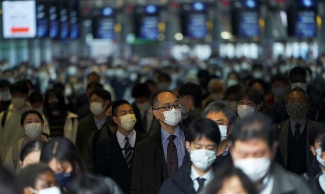22일 일본 도쿄 시나가와역에서 코로나19 확산 방지를 위해 마스크를 쓴 시민들이 출근하고 있다. 일본 정부는 이날 0시를 기해 도쿄를 비롯한 수도권에 내려졌던 긴급사태를 전면 해제했다.
