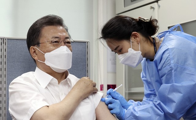 문재인 대통령이 23일 오전 서울 종로구보건소에서 아스트라제네카(AZ)사의 코로나19 백신을 접종하고 있다.