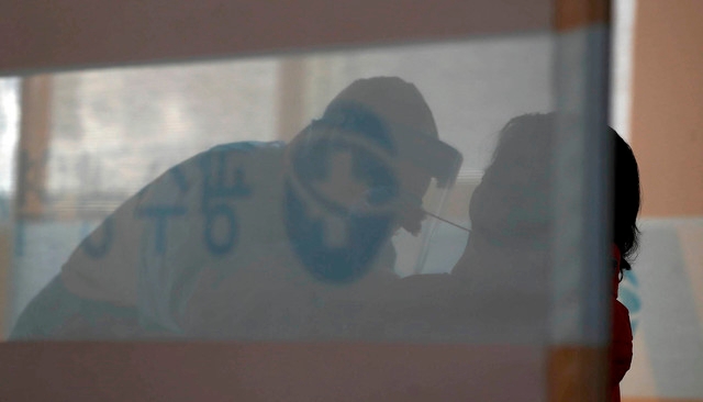 9일 광주 북구 용봉동 선별진료소에서 보건소 의료진들이 코로나19 검사 대상자들의 검체를 채취하고 있다. (사진=광주 북구 제공)