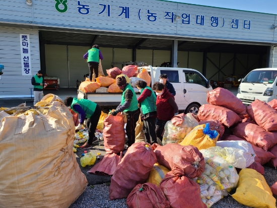 무안군 청계면 새마을부녀회, 폐농약병 수거 봉사활동 실시 /사진=무안군