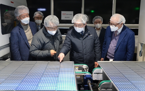 성윤모 산업통상자원부 장관이 2021년 1월 12일 태양광 모듈 제조기업인 신성이엔지 전북 김제공장을 방문했다. 사진=산업부