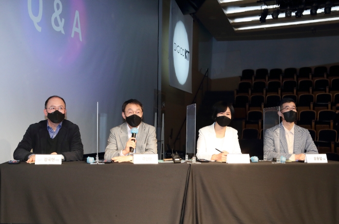 (왼쪽부터)KT Customer부문장 강국현 사장, KT 구현모 대표, KT 스튜디오지니 김철연, 윤용필 공동 대표