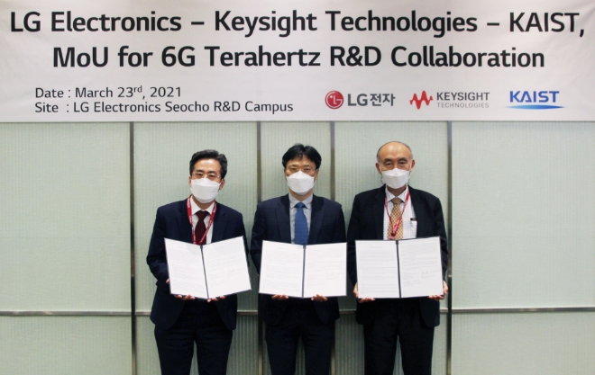 (왼쪽부터) 신금철 키사이트코리아 전무, 김병훈 LG전자 미래기술센터장, 조동호 LG-KAIST 6G 연구센터장.