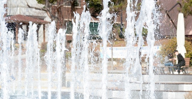 완연한 봄 날씨가 이어진 지난 16일 전북 전주시 전북대학교 문회루 분수대에서 시원하게 분수가 나오고 있다.