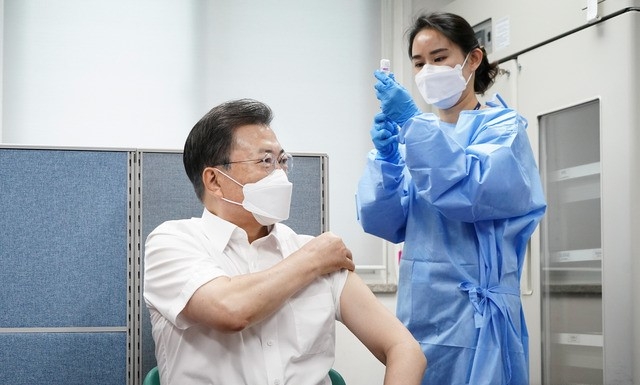 문재인 대통령이 23일 오전 서울 종로구보건소에서 아스트라제네카(AZ)사의 코로나19 백신을 접종하고 있다.