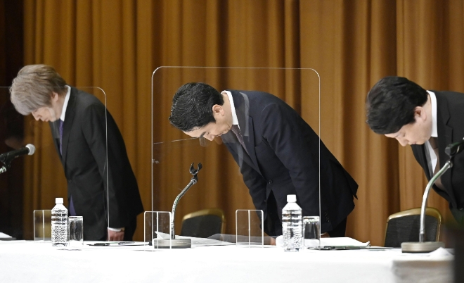 이데자와 다케시 라인 사장(가운데)이 23일 저녁 도쿄에서 기자회견을 열어 데이터 관리가 부실했던 점을 인정하면서 고개를 숙여 사죄의 뜻을 표하고 있다. / 사진제공=연합뉴스 